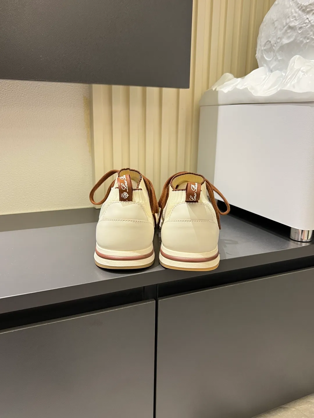 Men's Men's Shoes 💰p380 Loro Men's Shoes 💰piana/Noyo Piana 360 L Men's Shoes 💰p Flexy Walk Men's Sports Shoes These sports shoes are made of knitted wool uppers, and the heel is wrapped in smooth calf leather. Merino sheep are selected from Australia and New Zealand. The upper is machine-woven like a sweater, and then equipped with a white rubber outsole and a Kummel-colored sole. It is both beautiful and non-slip. The fabric is 100% cashmere and the insole is calf leather. It is super comfortable on the feet! Comes with full original packaging! Multiple colors available! Size: 38-44 (45 customized)